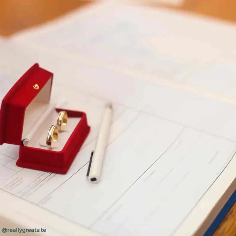 Casal recebendo orientação jurídica sobre pacto antenupcial, regime de bens e planejamento patrimonial antes do casamento